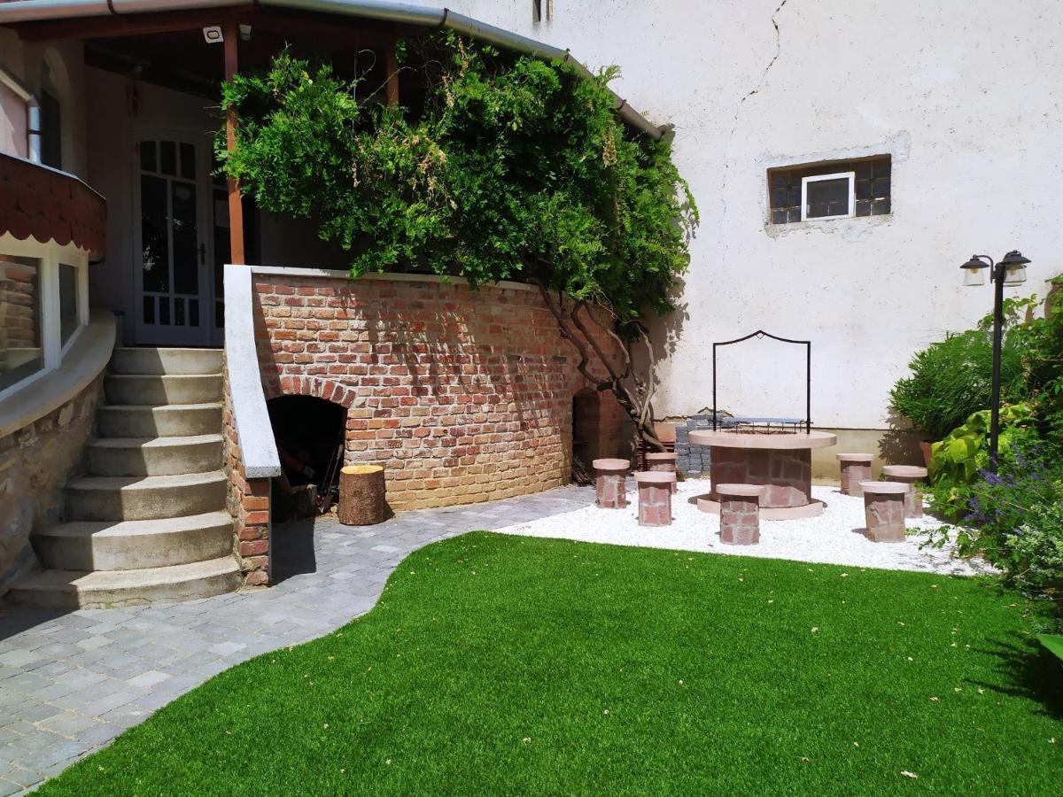 Zoli Apartmanok-Zoli Koelcsey 19 Villa Hajdúszoboszló Exteriör bild