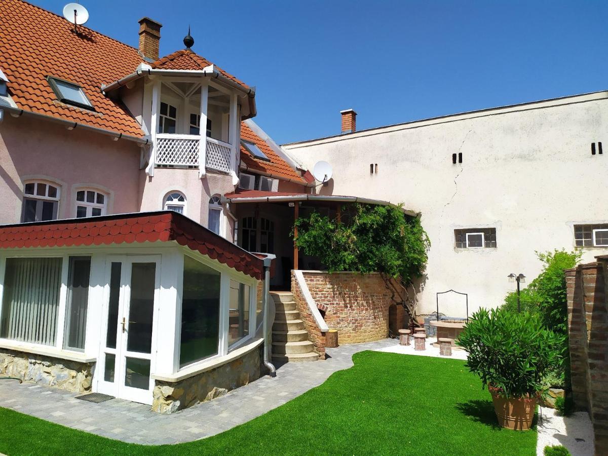 Zoli Apartmanok-Zoli Koelcsey 19 Villa Hajdúszoboszló Exteriör bild