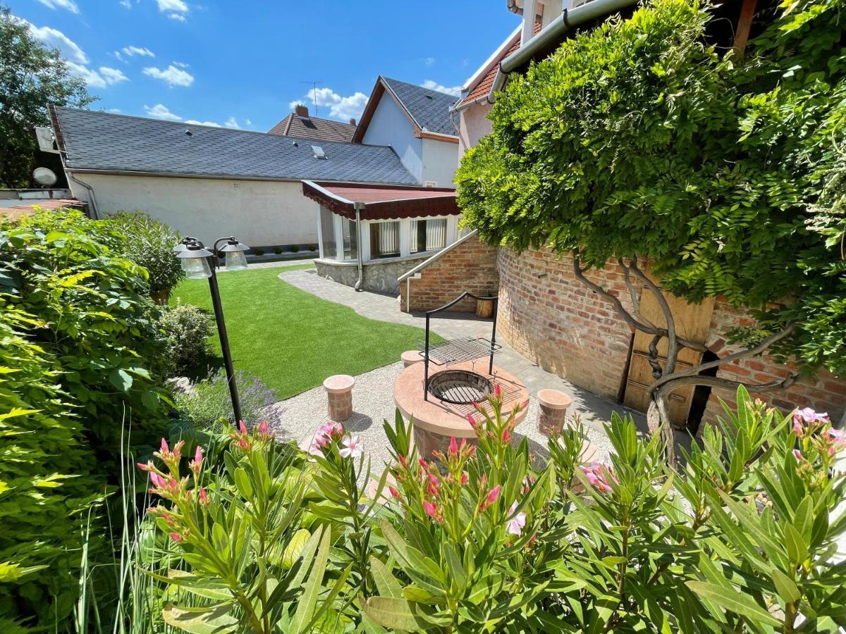 Zoli Apartmanok-Zoli Koelcsey 19 Villa Hajdúszoboszló Exteriör bild